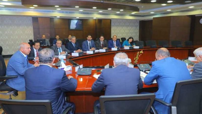 وزير النقل يعقد اجتماعا