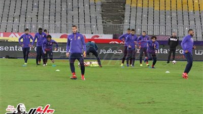 إحماء لاعبي الأهلي والزمالك قبل انطلاق 