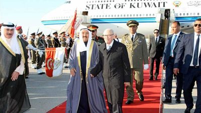 أمير الكويت يصل إلى تونس للمشاركة في أعمال القمة العربية