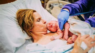 الجدة 61 سنة.. تلد حفيدتها (صور)