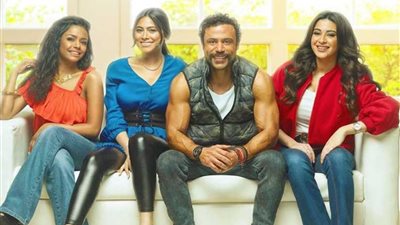 شاهد.. محمد إمام محاط ببطلات 