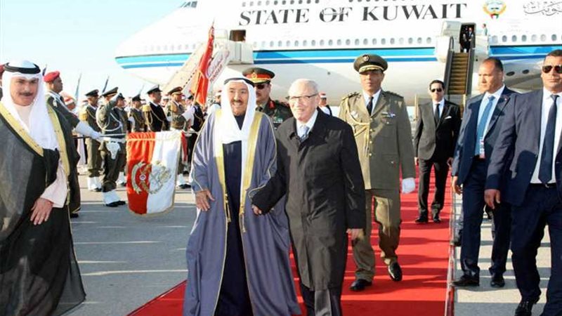 أمير الكويت يصل إلى