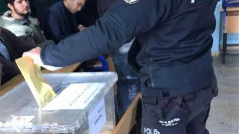 تركيا تنقل رجال الشرطة