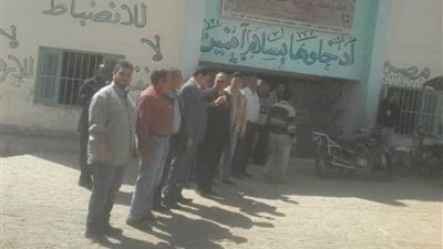 محافظ أسيوط يطالب قيادات الأجهزة التنفيذية بالنزول الميدانى لمتابعة المشروعات التنموية