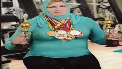 شاهد.. جيهان كامل دبابة مصارعة الذراعين خارج الحلبة