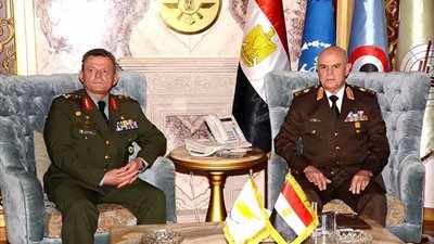 رئيس الأركان يلتقي قائد الحرس الوطنى القبرصى