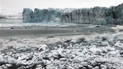 الجبال الجليدية العملاقة تنهار في أيسلندا (فيديو)