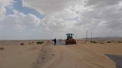 إزالة الرمال من طرق الحسنة في وسط سيناء