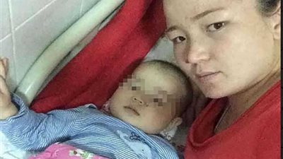 ممرضة تعطي طفلًا حقنة شرجية بماء مغلي