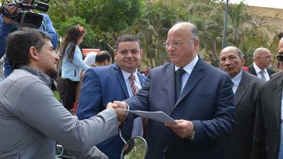 محافظ القاهرة يسلم 29 عروسًا أجهزة كهربائية