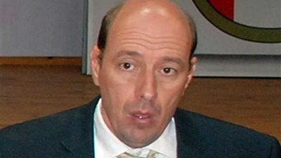 رئيس البعثة المصرية يهدي درع اللجنة الأولمبية لرئيس 