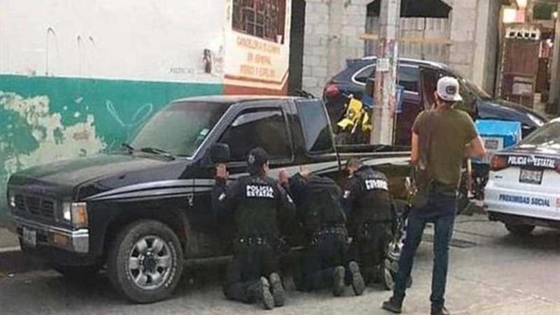 عصابة مسلحة تختطف