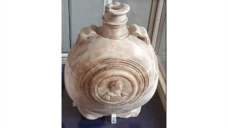 قنينة مرمر و4 عملات