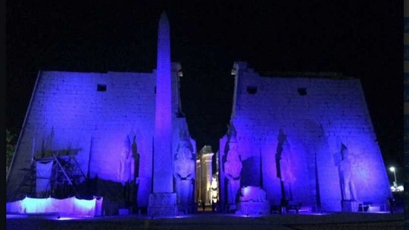 بإضاءة المعابد باللون