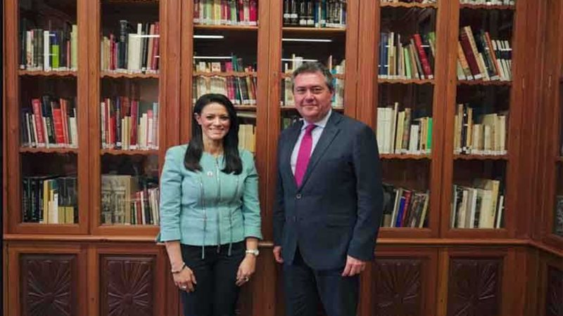 وزيرة السياحة تلتقي