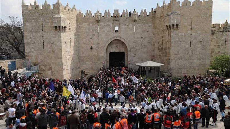 شاهد.. 50 ألف مصلٍ