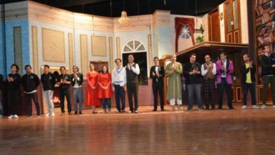 أشرف عبد الباقي وفرقته المسرحية يتألقون في 