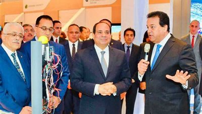 الرئيس السيسي يتفقد أجنحة المعرض الخاص بالمنتدى العالمي للتعليم العالي والبحث العلمي