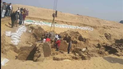 نقل تابوت قويسنا الآثري إلي المخزن المتحفى بكفر الشيخ 