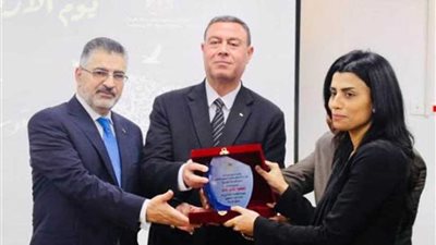 سفير فلسطين يكرم الزميلة ماجي حامد في «يوم الأرض»