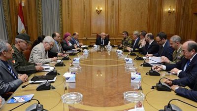 وزير الإنتاج الحربي يبحث مع شركة 