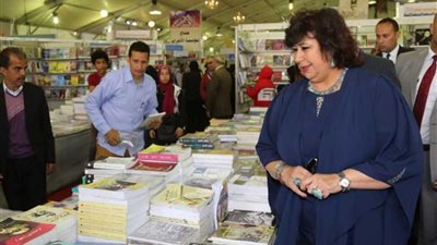 وزيرة الثقافة تتفقد معرض الإسكندرية الدولي للكتاب..
