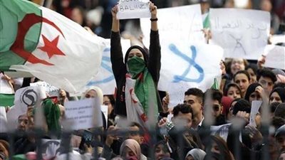 آلاف الجزائريين يتظاهرون للمطالبة برحيل رموز نظام بوتفليقة