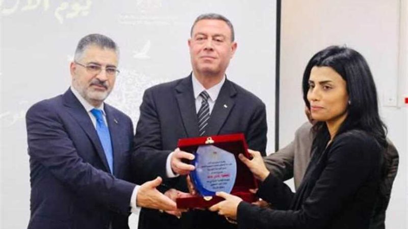 سفير فلسطين يكرم