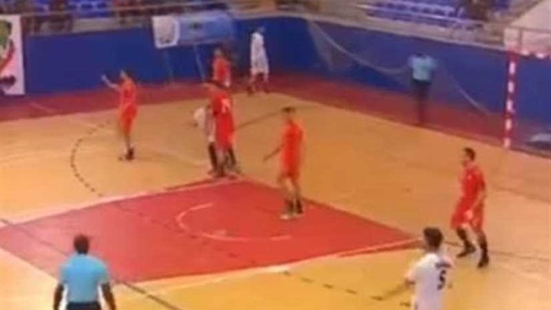 اشتباكات بين لاعبي