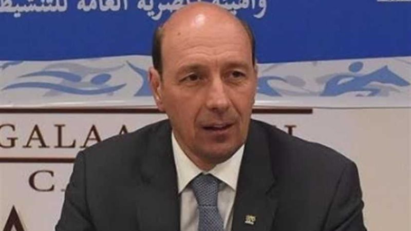 العريان يهدي درع