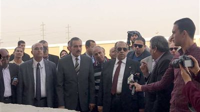 وزير الزراعة ومحافظ أسيوط يتفقدان محطة غربلة التقاوي ببني غالب.. 