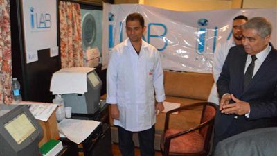 14 عيادة تخصصية بالمجان.. محافظ المنيا يتابع الخدمات الطبية بالمستشفى الخيري العائم