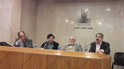 مثقفون يناقشون 