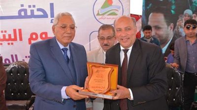 محافظ الدقهلية يكرم 