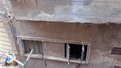 إخلاء عقار آيل للسقوط بالمنصورة