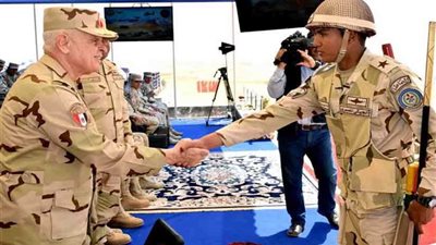 رئيس أركان حرب القوات المسلحة يشهد إحدى مراحل المناورة 