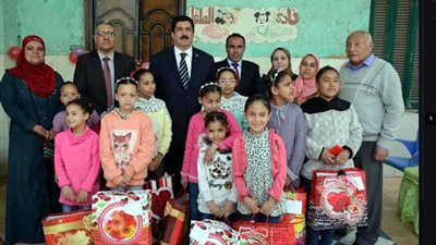 محافظ القليوبية يوزع هدايا للأطفال الأيتام ببنها