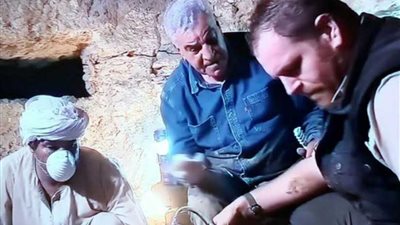 العالم كله يشاهد حواس يفتح توابيت المنيا على الهواء.. (صور)