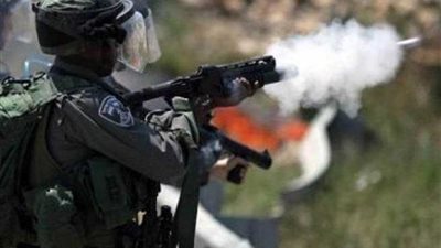 اختناق طلاب فلسطينيين بقنابل غاز جنود الاحتلال