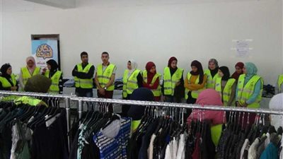 12 ألف قطعة ملابس بالمجان بمعرض جامعة المنيا