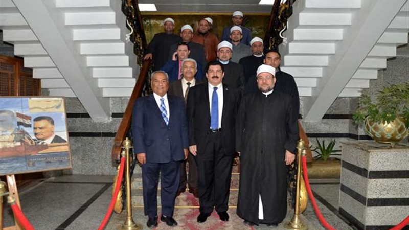 جامعة بنها تهدي درعها