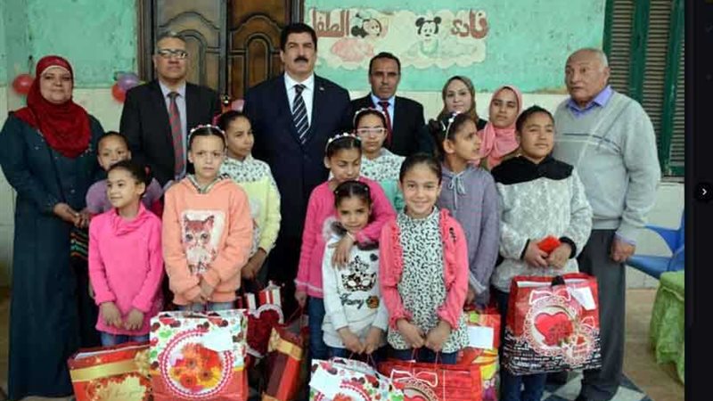 محافظ القليوبية يوزع