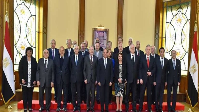 السيسي يستعرض مع