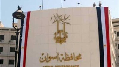 عالج ٥ آلاف مريض من الفيروسات الكبدية، نائب محافظ أسوان يكرم العاملين بفرع الكبد المصري