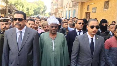 محافظ سوهاج يتقدم الجنازة العسكرية لأمين الشرطة شهيد الحادث الإرهابي