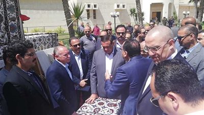 رئيس الوزراء يحاور طالبات مدرسة رشيد الثانوية