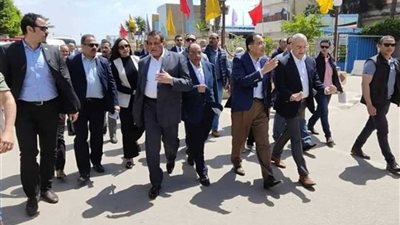 مدبولى يتفقد مستشفى رشيد ويشيد بمبادرات المجتمع المدنى