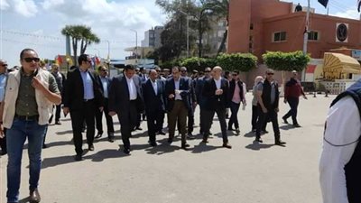 رئيس الوزراء يتفقد التجمع الحرفي التعاوني بمنطقة فرهاش في حوش عيسى