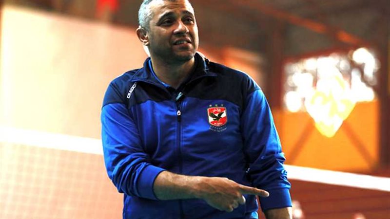 مدرب فريق الكرة الطائرة