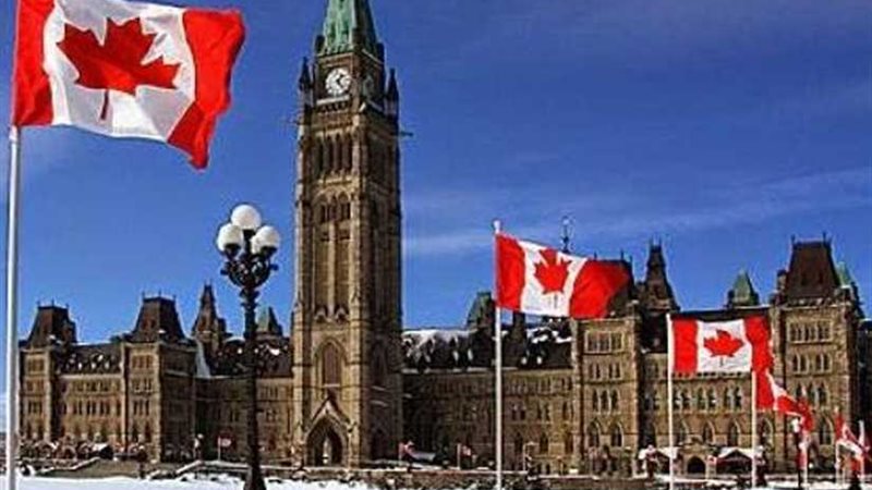 كندا تطالب مواطنيها